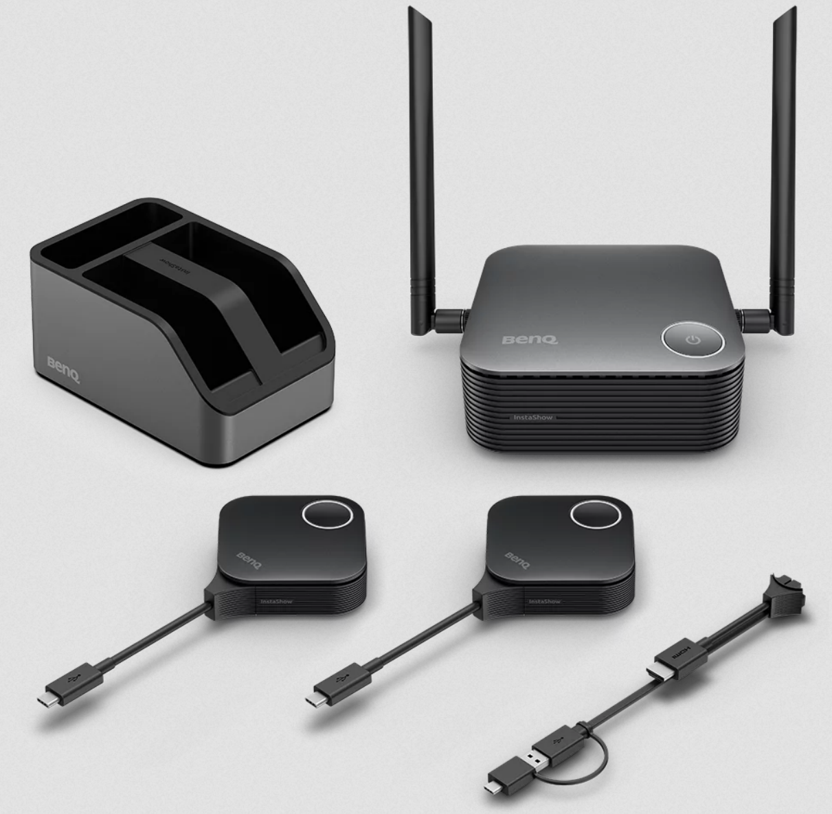 Vier elektronische Geräte, darunter ein Router mit Antennen, zwei kleine Geräte mit Kabelverbindung, und eine Ladestation, alle von BenQ.