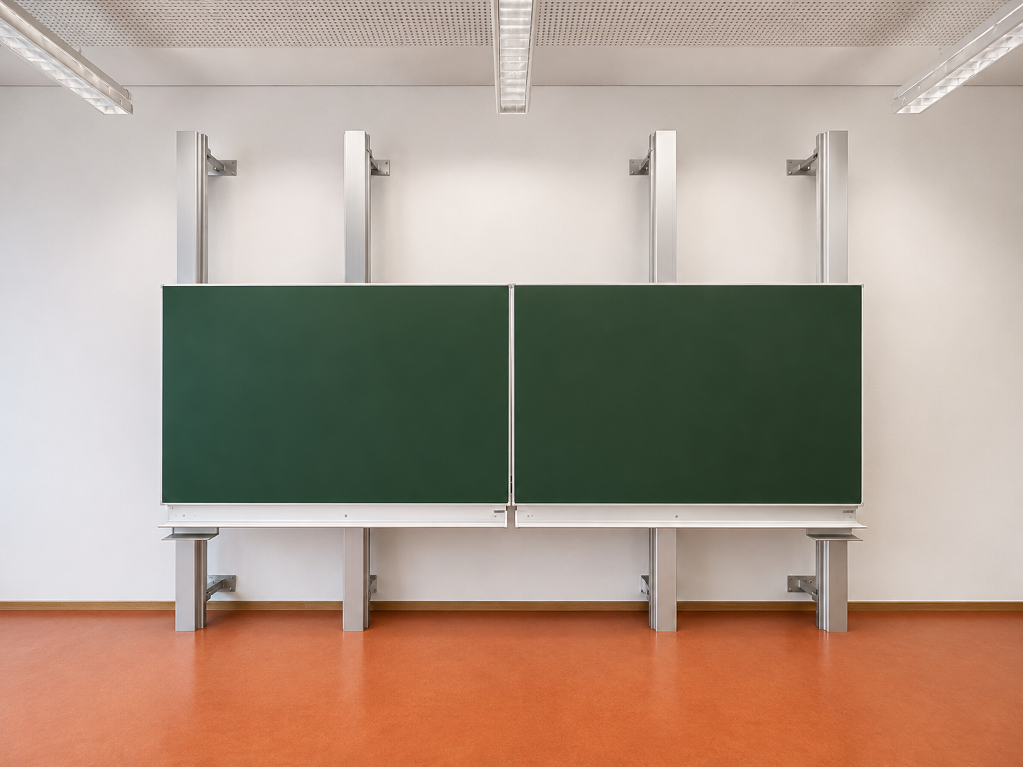 Leerer Klassenraum mit grünen Tafel, weißen Wänden und orangefarbenem Boden.