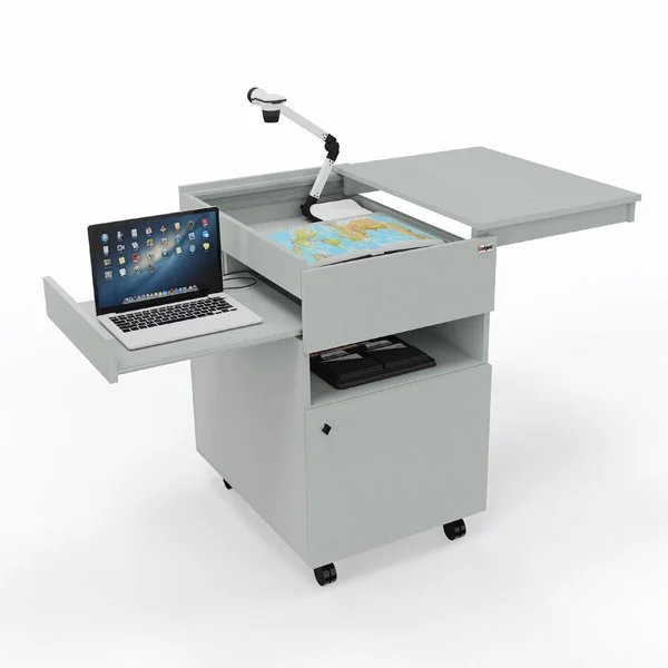 Ein Tisch mit einem Rotationsscanner, einem Laptop und einem geöffneter Schublade mit Dokumenten.