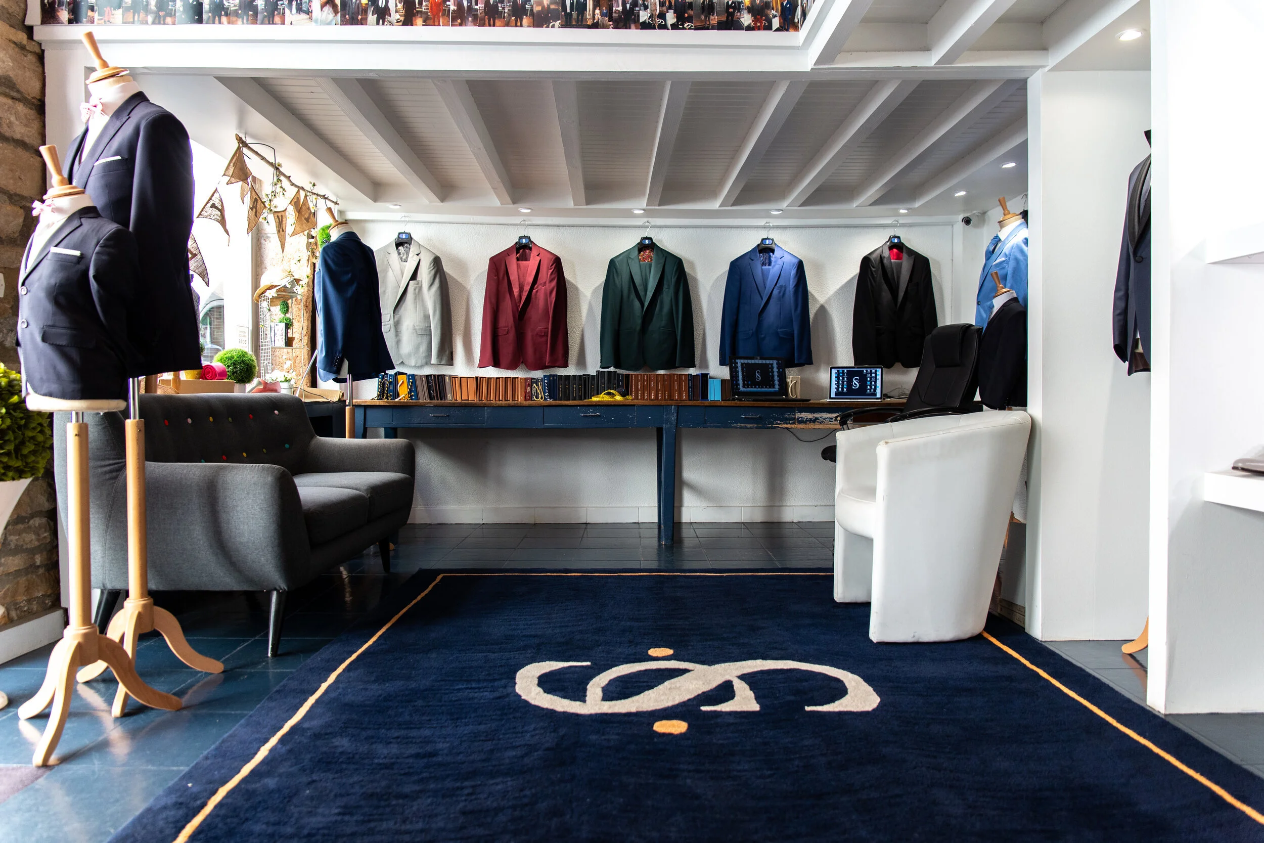 Costumes de mariage sur-mesure à Lyon. Créez le costume sur mesure qui vous ressemble chez Costumes Spinelli. Découvrez tous nos modèles en boutique sur rendez-vous.