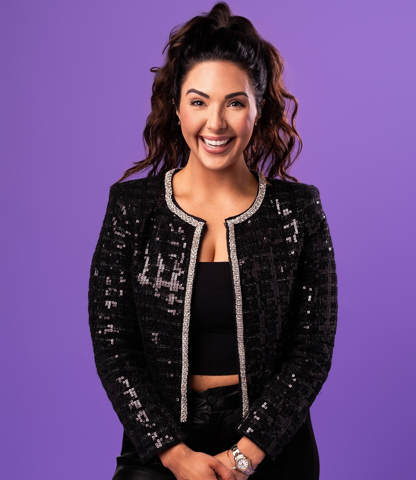 Hair UP or DOWN????? 🤷🏻&zwj;♀️ Just got new headshots for the whole team, and thought I'd also use this as your automated reminder to TAKE THE FREAKING PHOTO exactly as you are right now -- seriously, SWIPE for the pep talk, and be sure to pass it 
