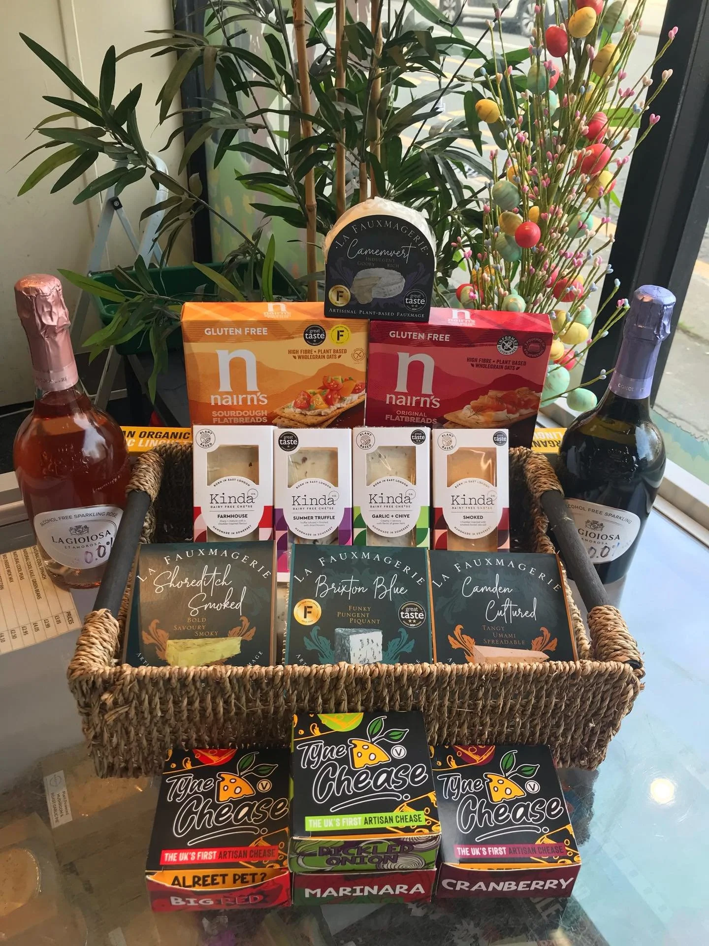 Easter indulgence doesn&rsquo;t have to be just eggs! 🐣✨
Savour something a little different - creamy vegan cheese, crunchy crackers and a refreshing non-alcoholic drink. Delicious! 💜🧀🍾