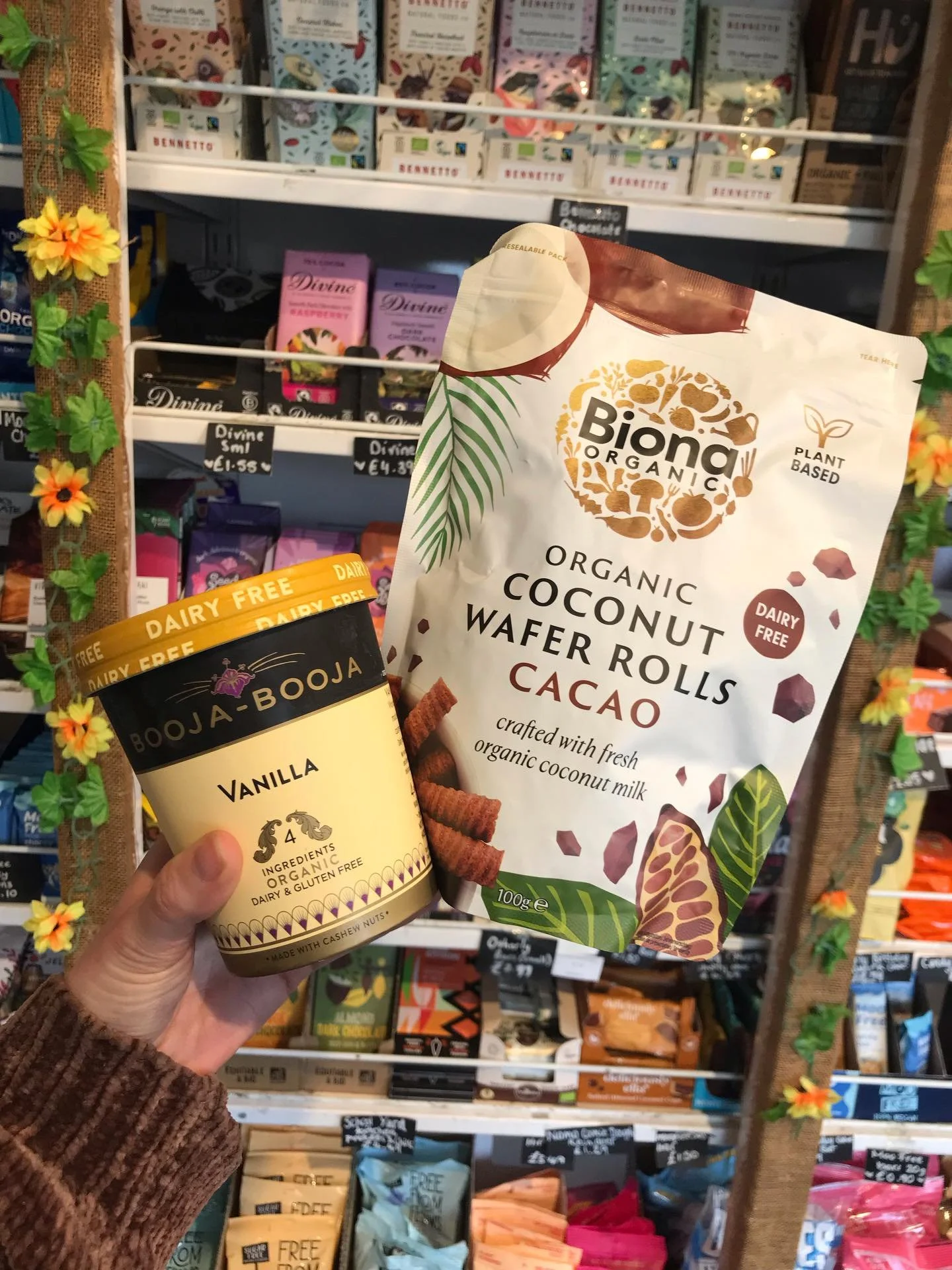 Delicious combos! Have you tried our new crispy Coconut Wafer Rolls by Biona? The perfect ice cream topping ☀️🍨