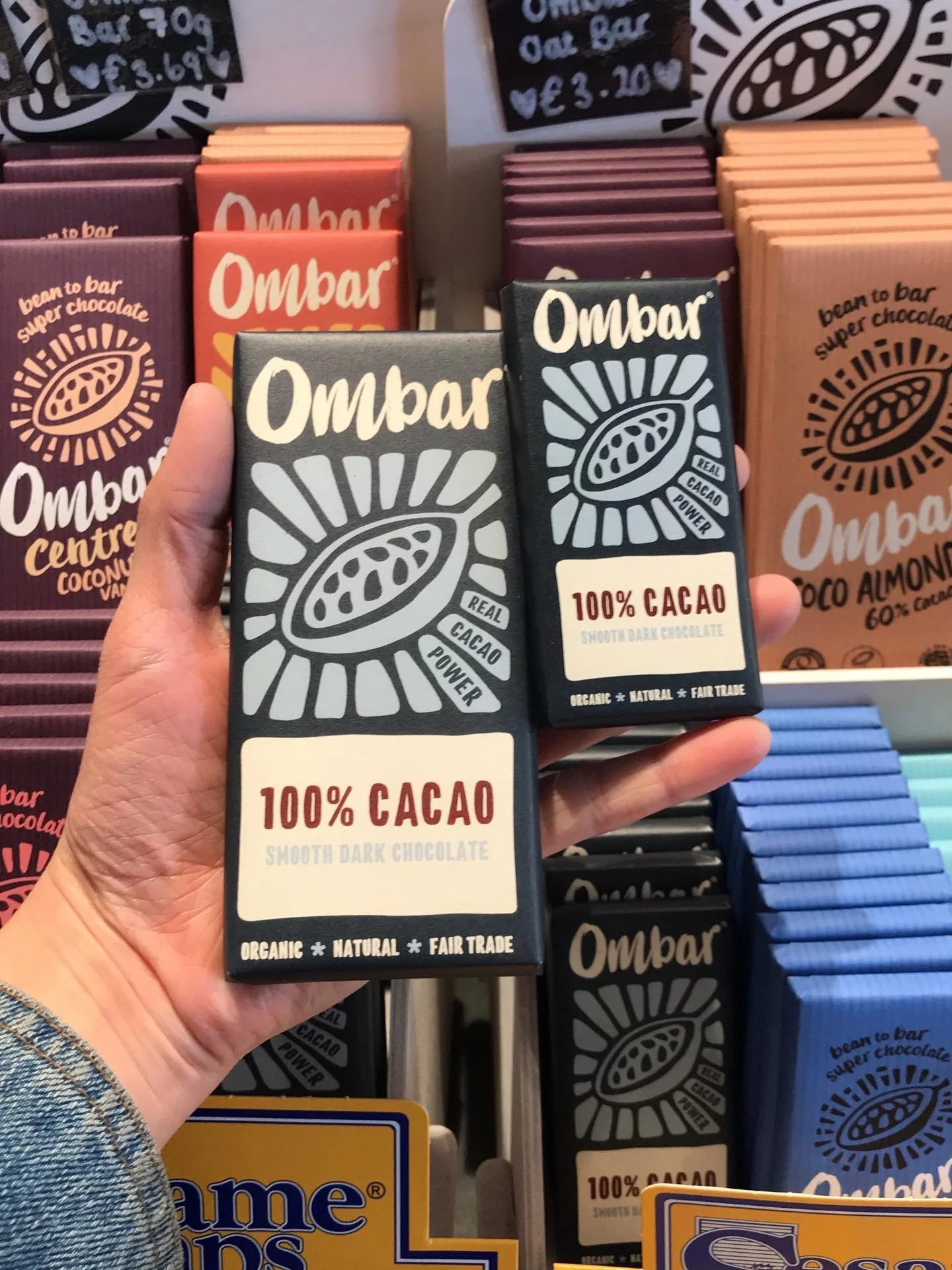 My love for @ombarchocolate grows bigger &amp; bigger everyday❤️ just like their baby 35g bar of 100% cacao🍫silky smooth dark chocolate✨, now available here twice the size! ☀️ 
🌱full of cacao polyphenols
🌱naturally low in sugar
🌱simple, delicious