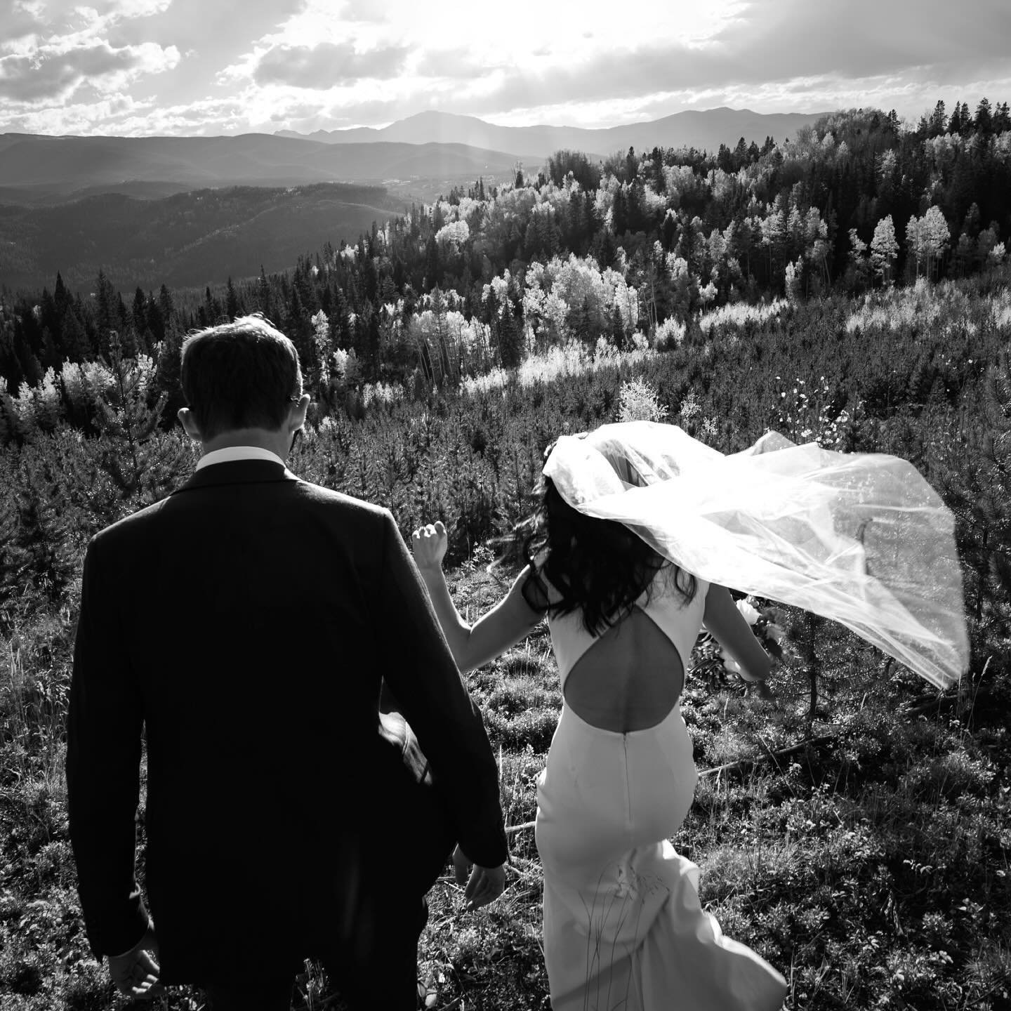 REASON #1 TO ELOPE IN CO: ADVENTURE 

Turning your wedding day into a new adventure that the two of you can explore together is my top reason to elope in Colorado (and in general). 

Marriage not only represents a lifelong commitment to each other, b