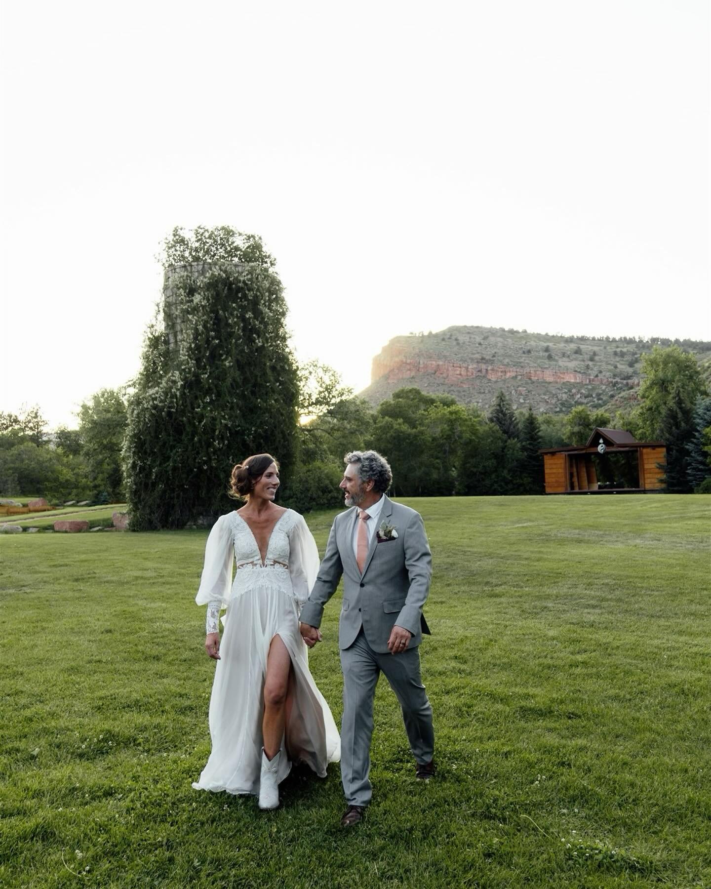 From the first look to the live band, Erin &amp; Dom&rsquo;s wedding at Planet Bluegrass last weekend was absolutely rockin&rsquo; 

Vendor @planetbluegrassweddings
Florist @longmontflorist 
Music @heartbyrneatx 
Pizza @mountaincrusteventvenue