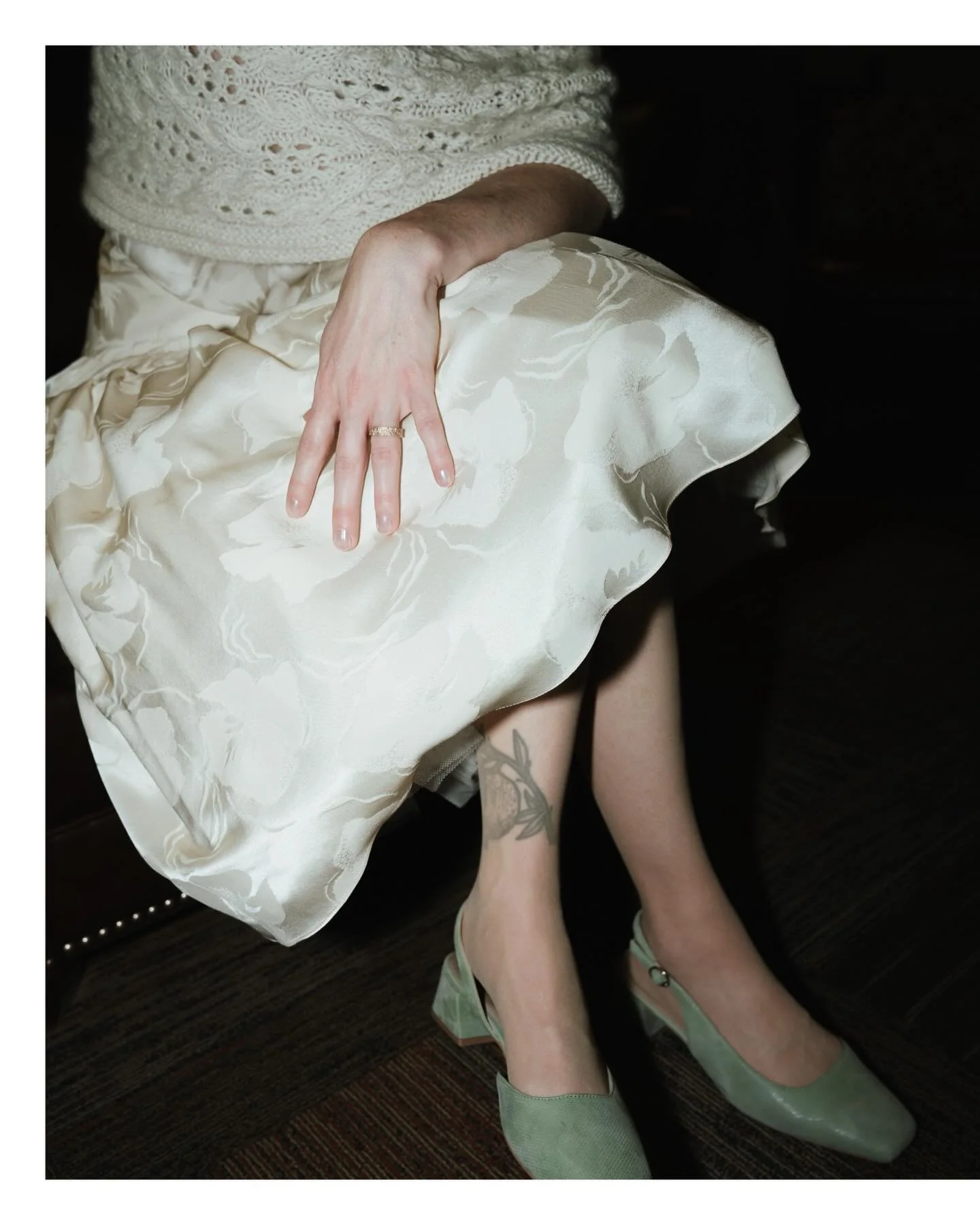 Beautiful winter weddings with vintage silk, hand-knit shawls, buttery sunlight, and bugling elk; the perfect time celebrating Lizzie and Josh @ymcarockies in Estes Park ✨