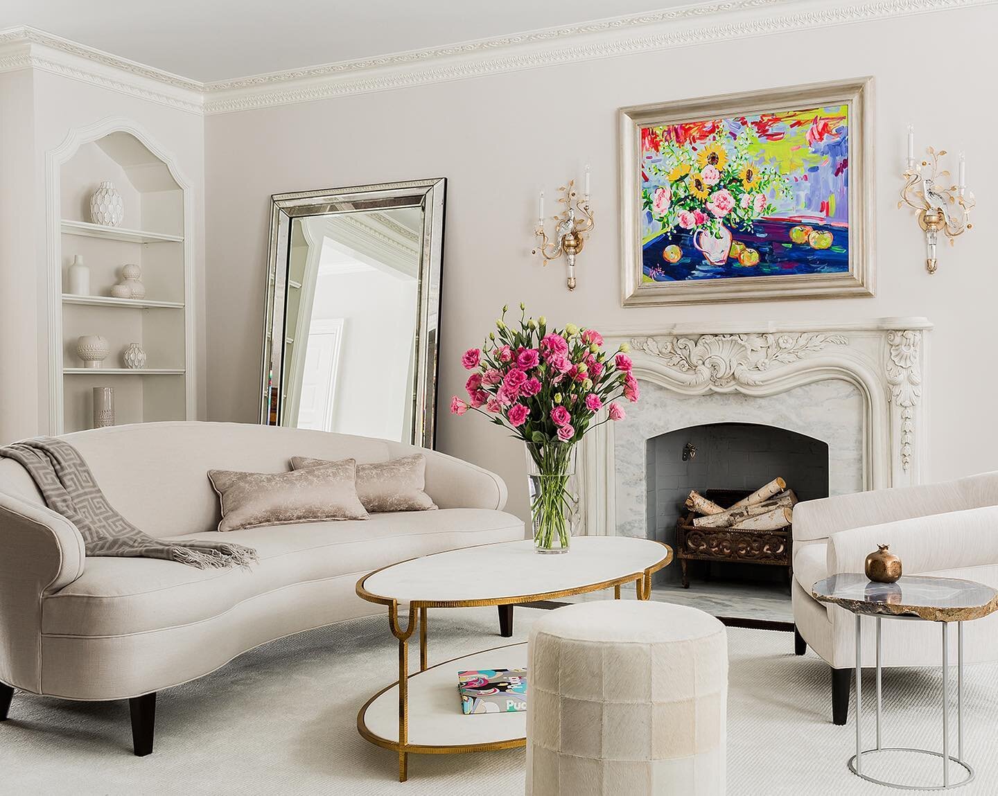 This crisp white on white living room is the epitome of modern elegance

📸 by @michaeljleephotography

.
.
.
#nancyhillinteriors #nancyhill #interiordesign #interiordesigner #interiordecorating #interiors #interior #design #decor #homedecor #home #l