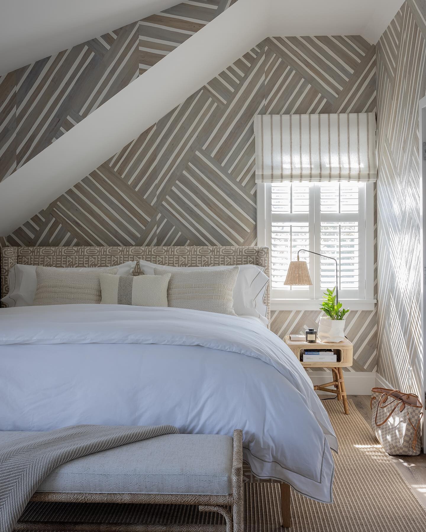 A boldly-scaled basket weave design makes this Nantucket guesthouse a visitor&rsquo;s dream 🧺 

📸 by @michaeljleephotography

.
.
.

#nancyhillinteriors #nancyhill #nhi #interiordesign #interiordecorating #interiordesigner #interiordecor #interior 