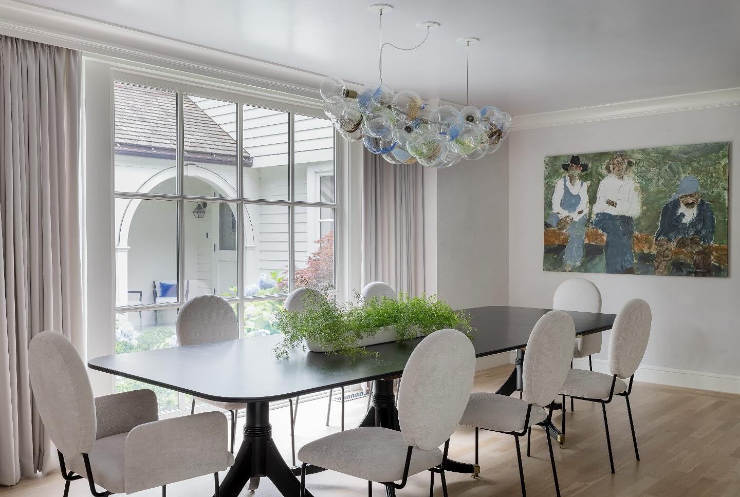 A dining room where timeless tradition meets modern elegance 

Photography by: @michaeljleephotography