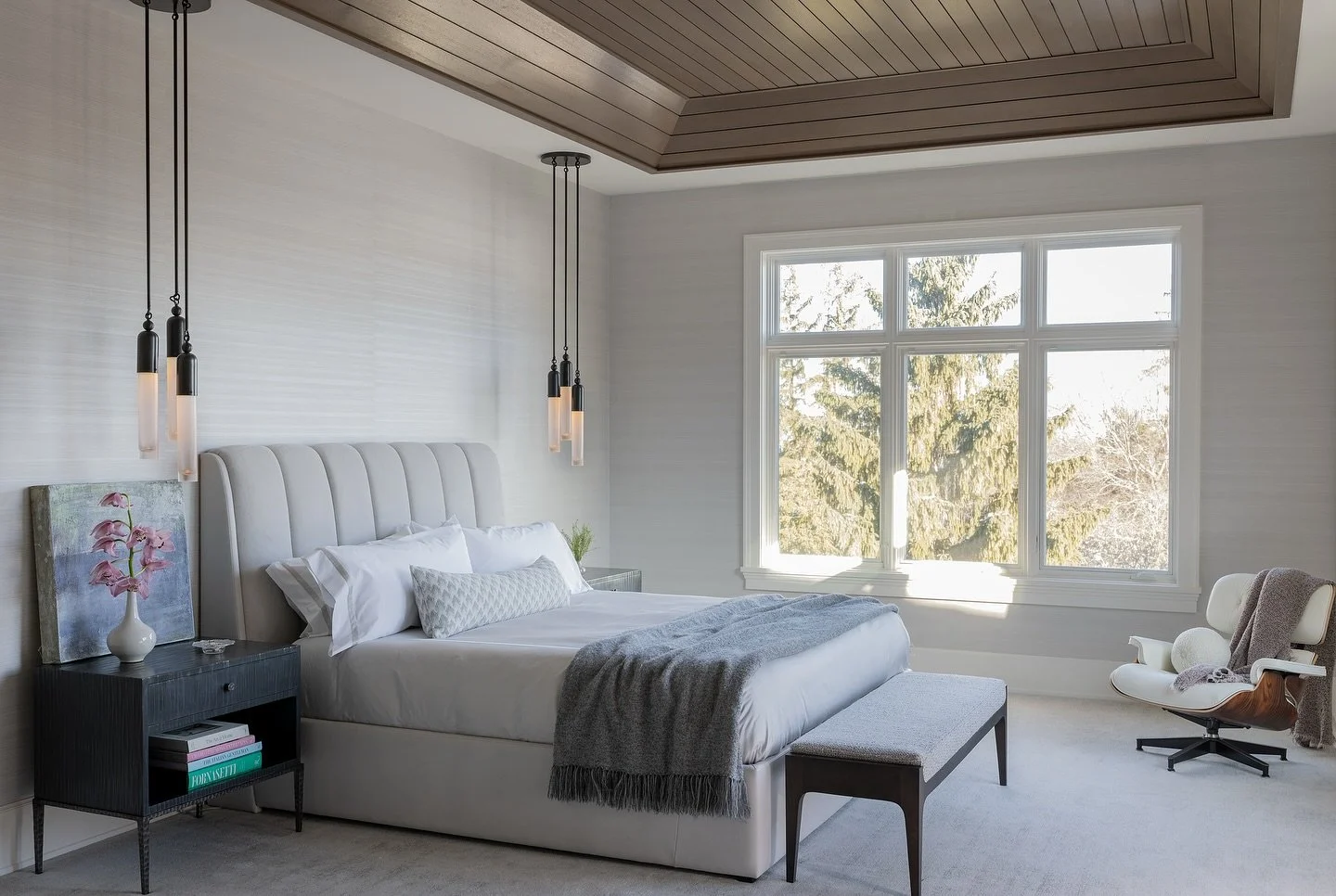 Dreaming of a sunny day 

Photography by: @michaeljleephotography 

#interiordesign #bedroomdecor #primarybedroom #designgoals #bostondesigner