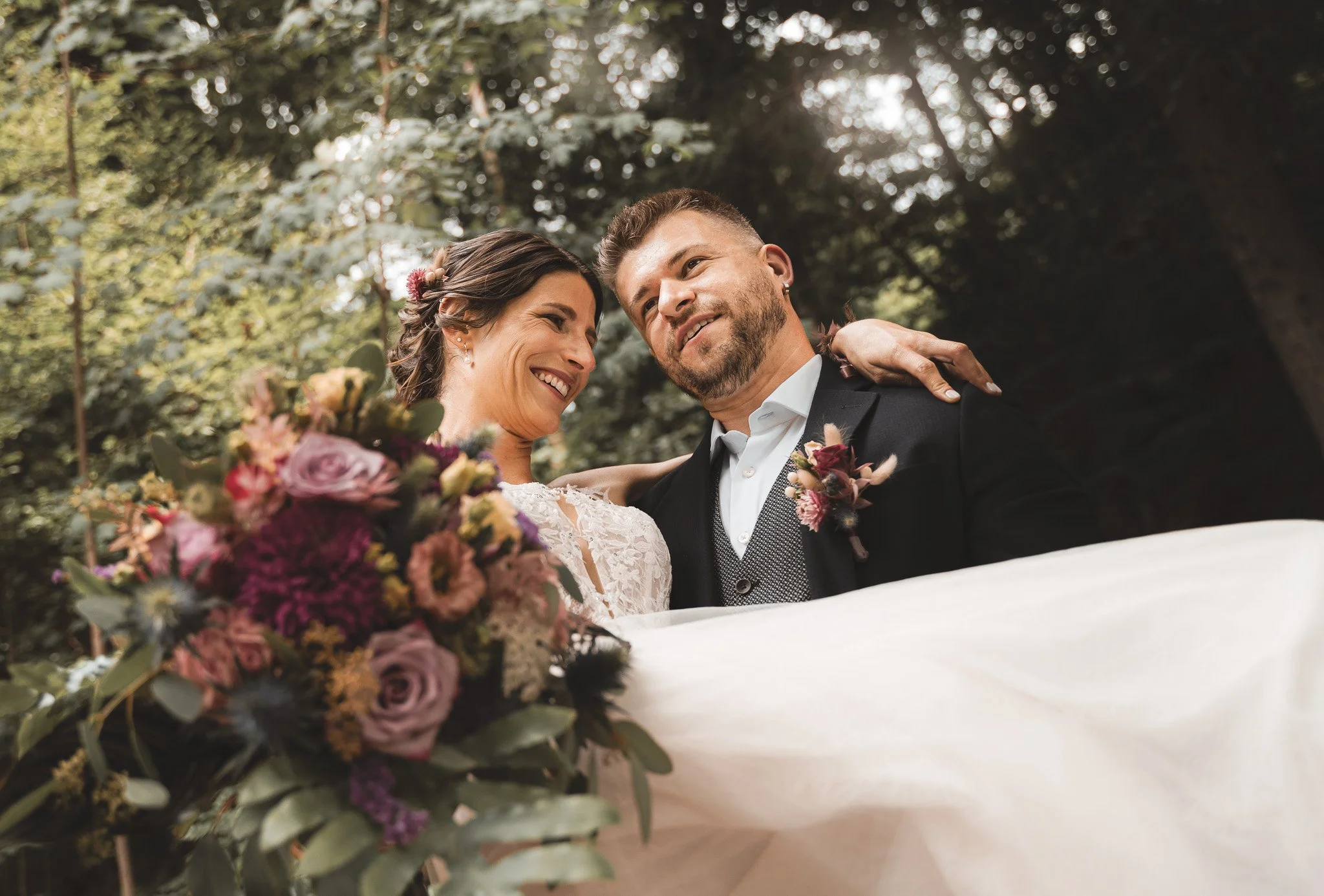 Hochzeits Paarfoto Braut und Bräutigam bei ihrer Hochzeit im Freien