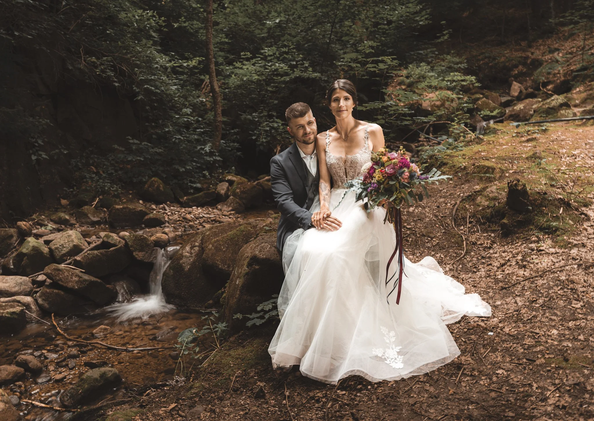 Hochzeits Paarfoto draußen im freien Hand in Hand