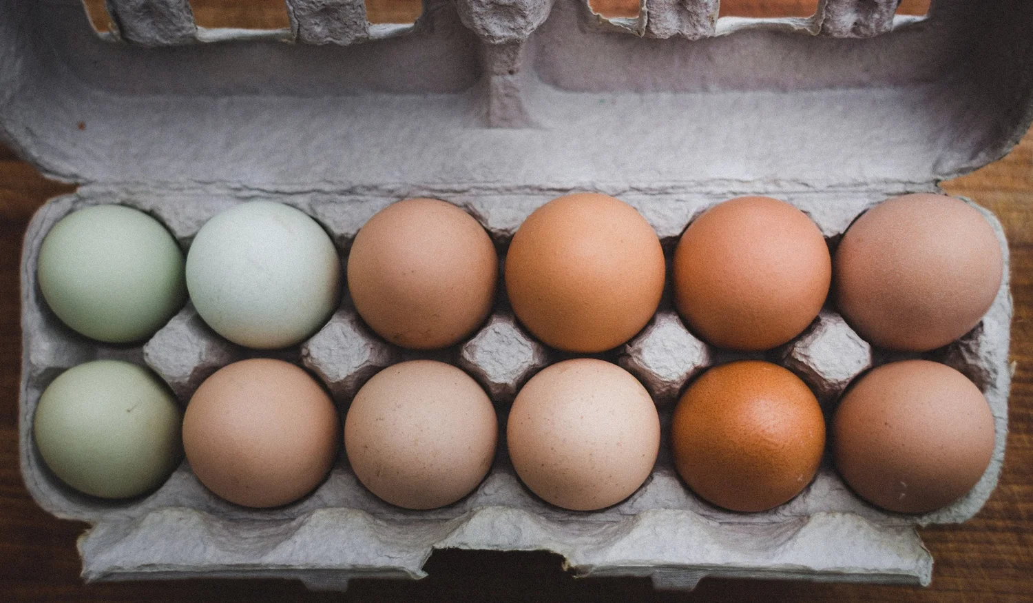 Сколько стоит килограмм яиц. Средняя стоимость одного яйца. Какое яйцо можно продать. Яйца птиц. Треснутое яйцо в упаковке.