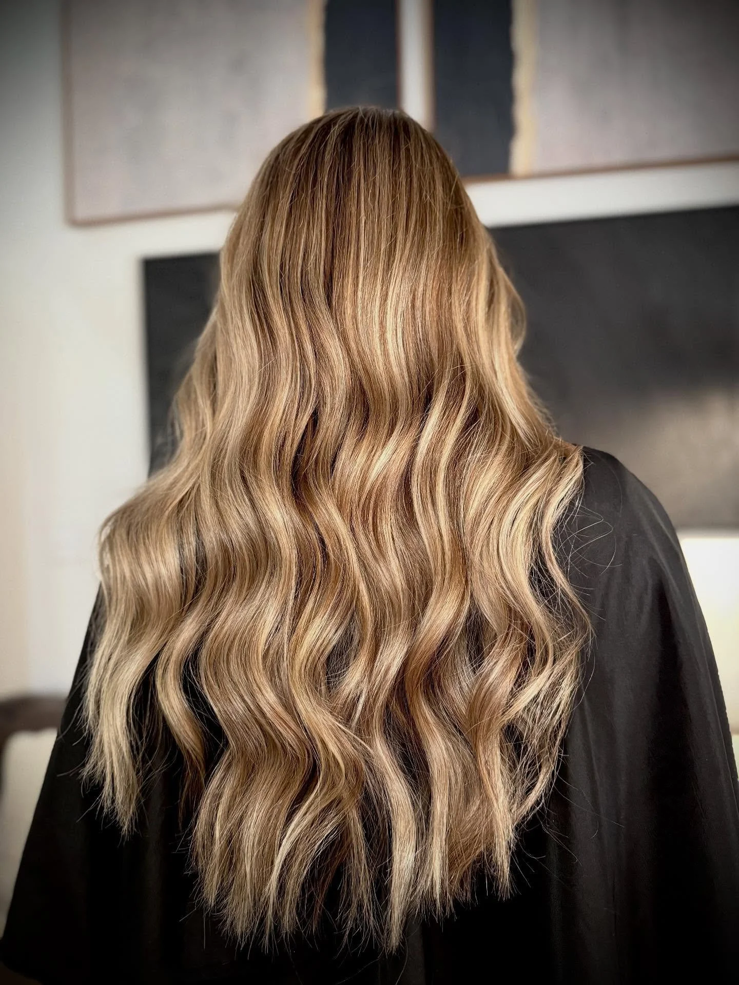 Say hello to the prettiest fall hair🤭🤩 

-Added dimension back into her blonde w/ L&rsquo;Or&eacute;al Dia Color 7N
-Added highlights strategically to refresh the root w/ Schwarzkopf Blondme
-Root melted w/ Dia Color 7N
-Toned w/ Shades Eq 9P/9Gi

