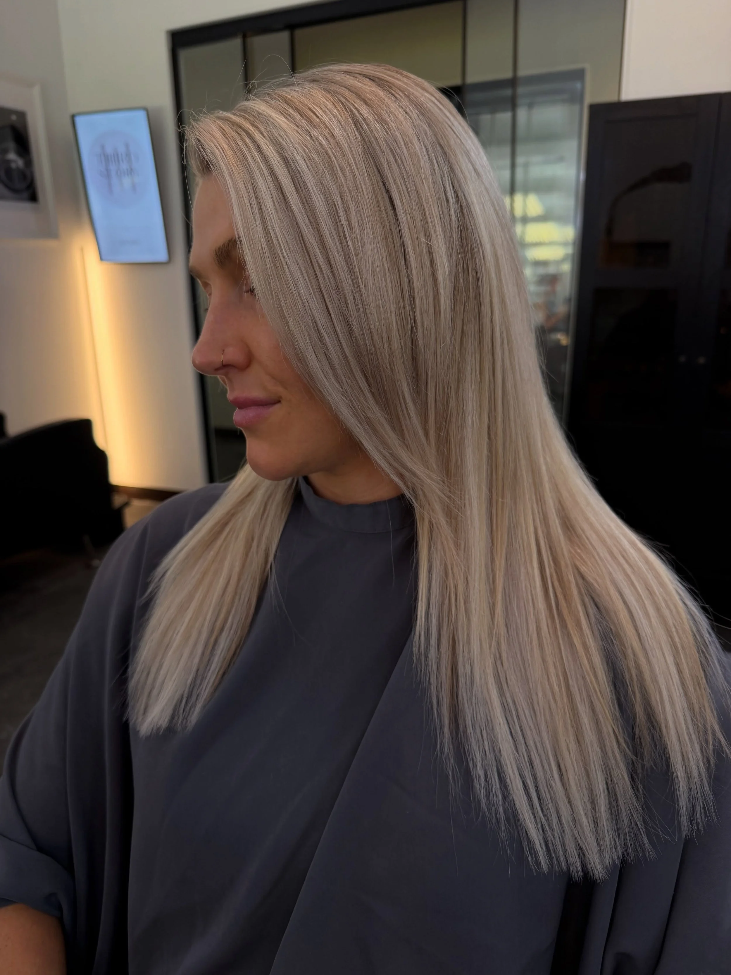 One row and fresh blonde? My dream combo😍

#salonstudios #invisiblebeadextensions #newhairday