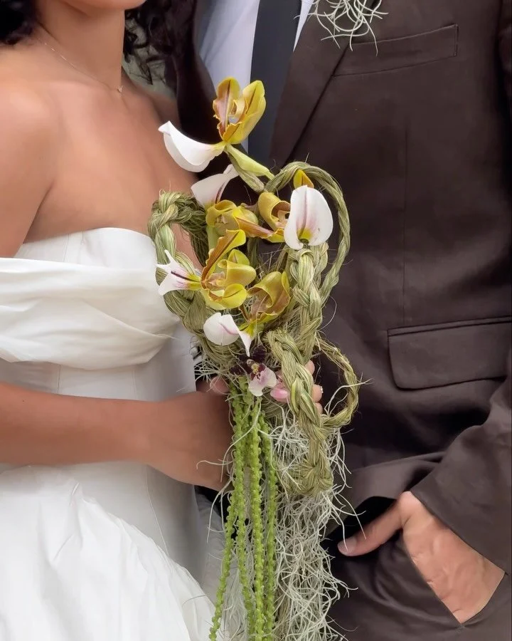 always drawn to fun textures ★彡 lady slippers, braided grass, spanish moss, dreadlock, and a single oncidium to complete the bridal. 

@eventsbywaverly @memeurbanephoto @goodfloralco @santamonicaproper @isaacandemely @mariposacontentco @archandaisler