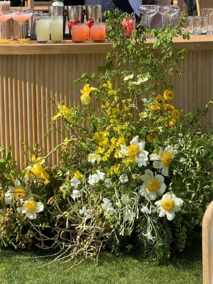 claire de lunes, strung jasmine, and a zillion fun butter tones for summer + alex 🌞🌊💫🐚

@alisonroseevents @cambriashelley @goodfloralco @premiere_rents @gordondanielsmusic @secondsong_official @hungrybearcatering @thewhalingclub @alanajonesmann @