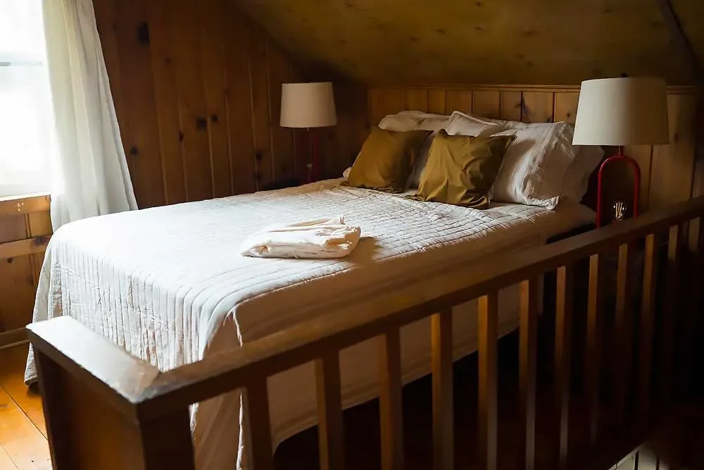the-erie-bedroom-5.webp