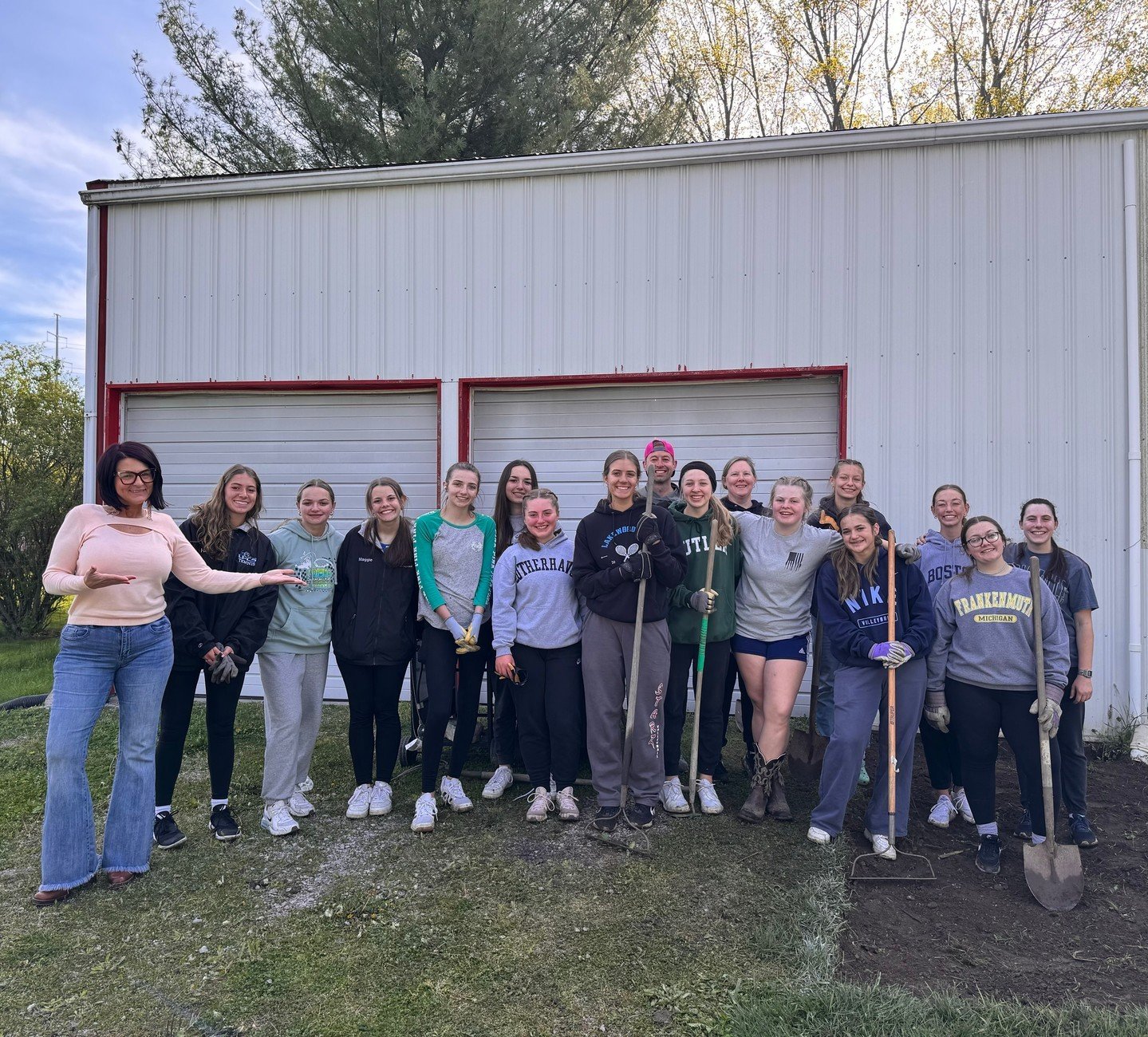 A special thank you to the Lakewood Park Girls Tennis Team for volunteering their time to do a special service project for Hearten House. 🎾💙

What an amazing group of young women! We are beyond grateful and excited to expand our porch area.