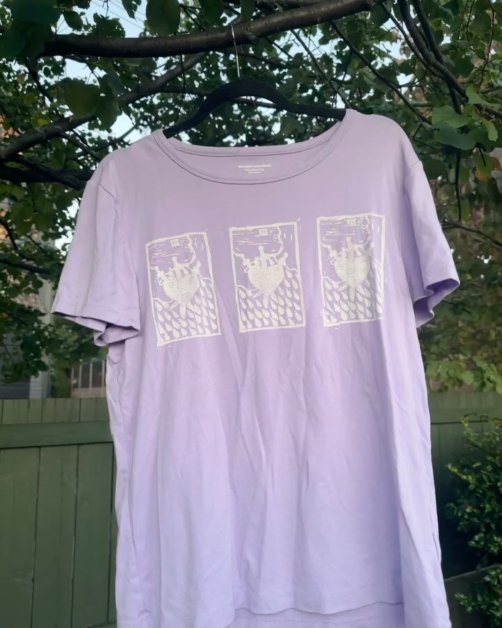 upcycled three of sword tees &amp; sweatshirts r in the shop ✨ 💕 ⚔️ 

#upcycledclothing #threeofswords #tarot #blockprint #pastelcore #pink #coquette #smallartist #shopsmall #providence #rhodeisland #tarotcards #ariesseason