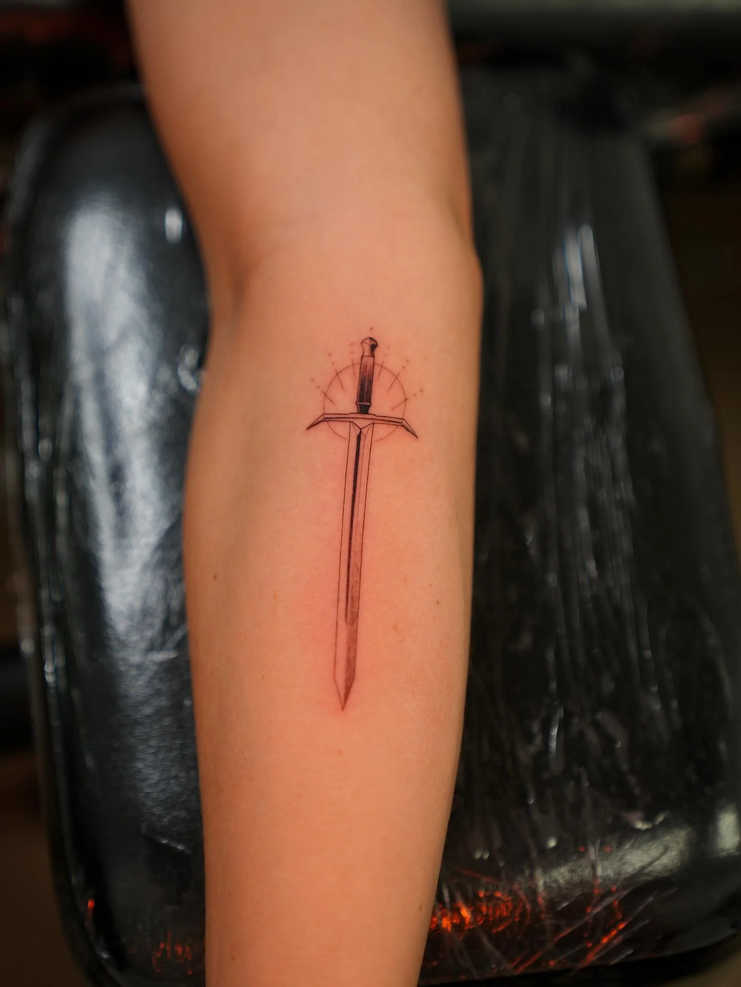 Swords, dragons, and a fairytale

#sandiegofinelinetattoo #sandiegofinelinetattooartist #sandiego