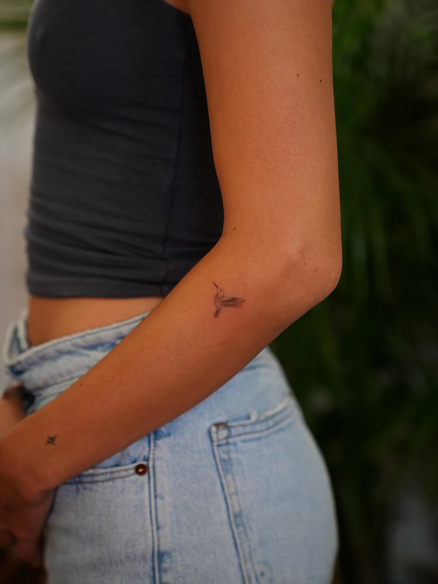 Obsessed with this tiny hummingbird tattoo! 🩵 Are you team small tattoos or team big pieces? Let us know in the comments 

#sandiegobestfinelinetattooartist #sandiegofinelinetattoo #sandiegofinelinetattooartist #downtownsandiego