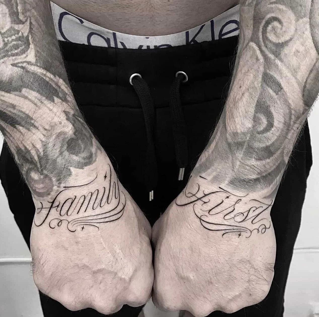 We&rsquo;re thrilled to welcome our very first guest artist to the studio this week!
From November 5th to 10th, we&rsquo;ll be hosting a talented artist with over twelve years of experience, specializing in lettering, florals, and fine line tattoos.
