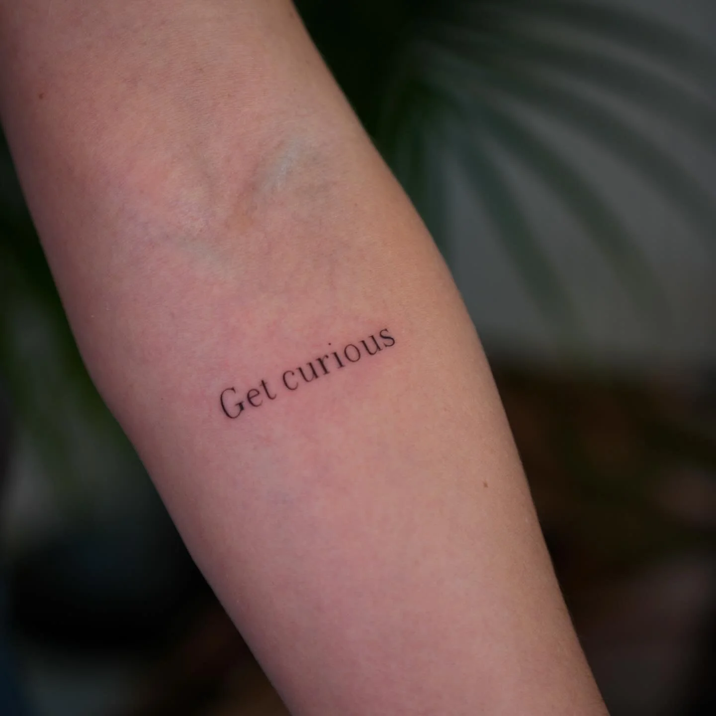 Looking for clean lines and subtle details?
Don&rsquo;t make the mistake of thinking simplicity means easy. At Iconic Lines Studio, we specialize in fine line art d&eacute;cor tattoos for a discerning clientele who values precision and quality above 