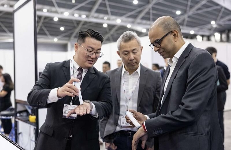   Harry（left）, the Chief Marketing Officer of E3A Healthcare. Prof. Tsuhan Chen（middle）, the Deputy President of the National University of Singapore. Dr. Janil Puthucheary（right）, the Minister of Health of Singapore.  