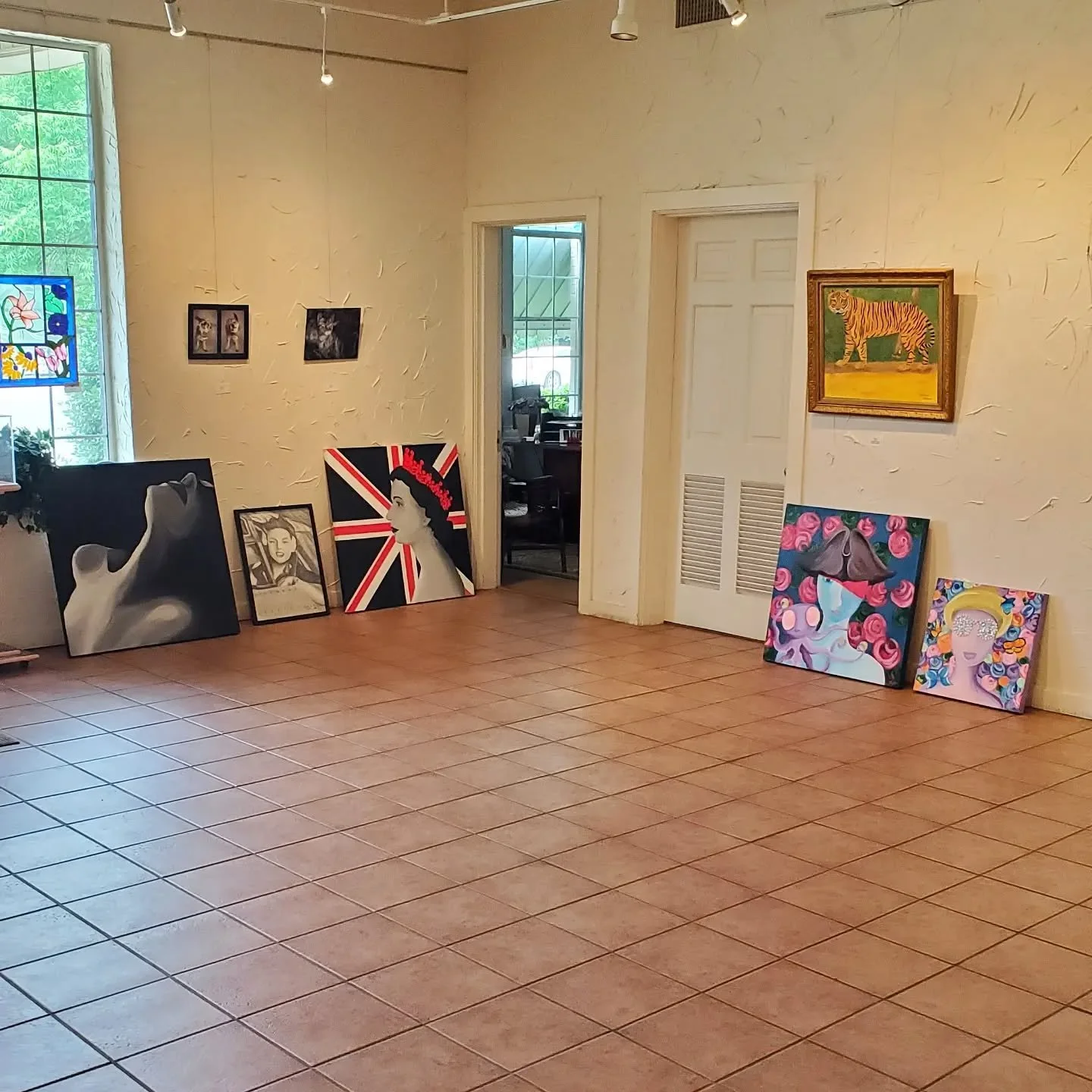 Picking up the Pets, dropping off for Portraits and Selfies. I love the @creative.arts.center.bonham , I just wish I were closer and could spend more time there.