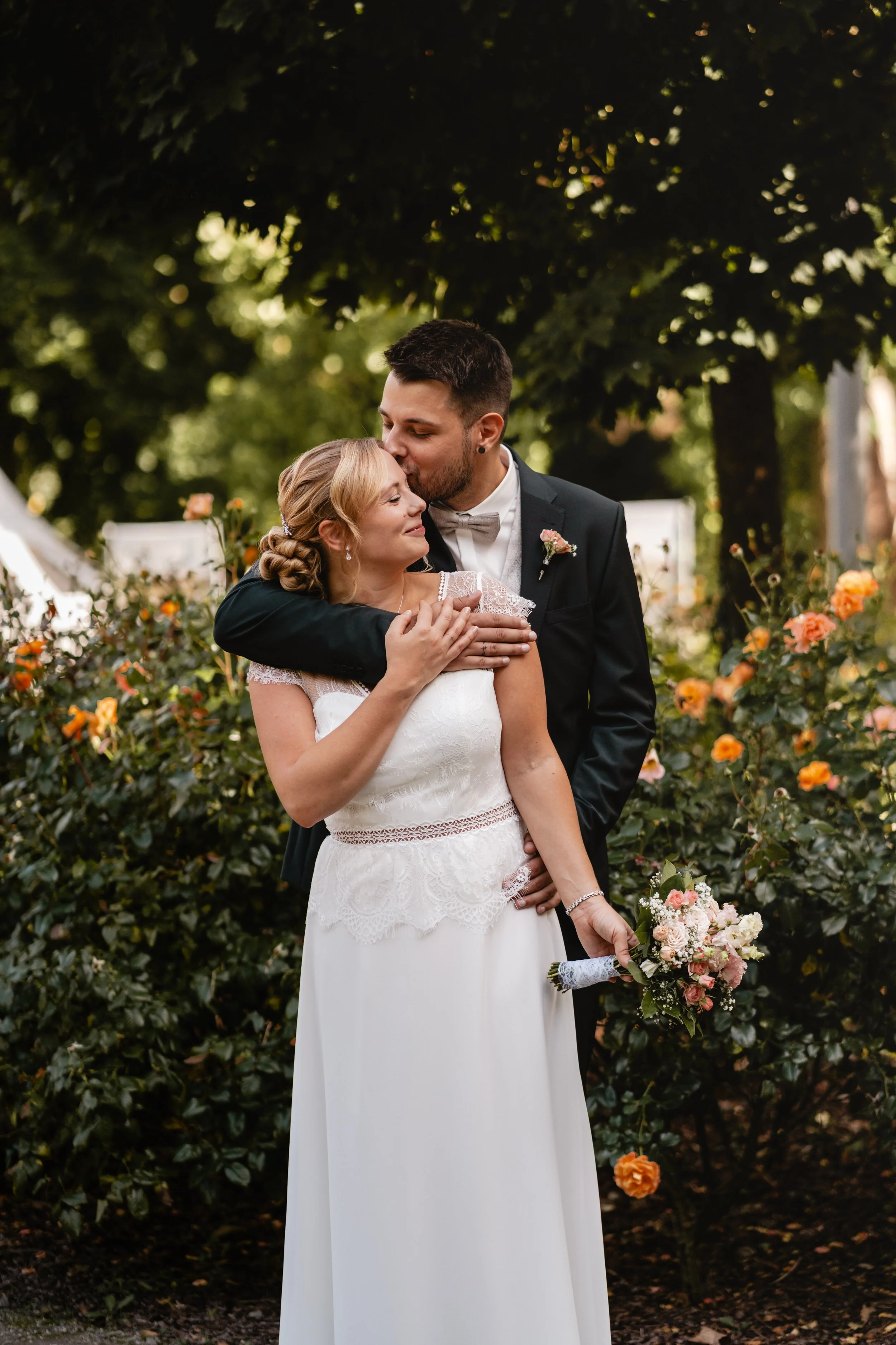 brautpaar im kurpark bad oeynhausen – moderne hochzeitsfotografie owl