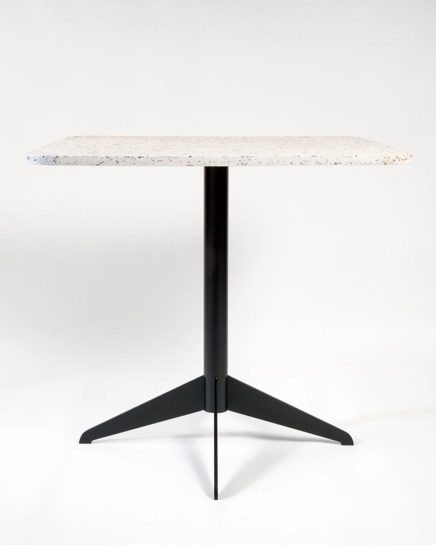 Table avec plateau en pierre de couleur claire et base en métal noir