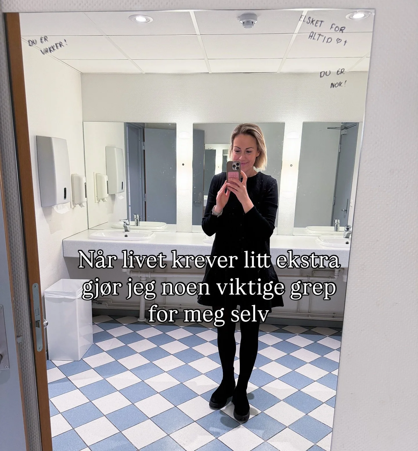 Ser du skriften p&aring; speilet? Den er til deg🫶🏼🤍✨
En ting vet jeg: krevende tider kommer av og til, de skal vi ta l&aelig;ring av. Jeg har blitt god p&aring; grensesetting og gj&oslash;r det beste for &aring; st&oslash;tte kroppen n&aring;r liv