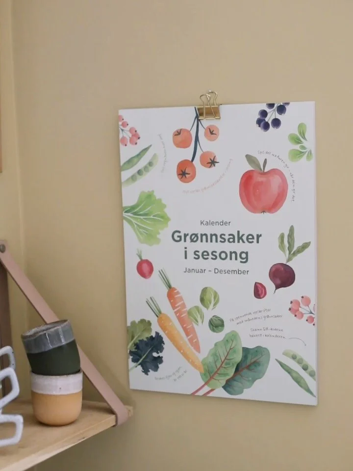 reklame Endeliiiig kan jeg dele og vise dere hva jeg har jobbet med de siste m&aring;nedene!! Hils p&aring; GR&Oslash;NNSAKSKALENDEREN!👋🏼🥬🍅🥕🫛🍎🫐 

En sesongkalender med m&aring;nedens norske gr&oslash;nnsak-frukt og b&aelig;rskatter i sesong m