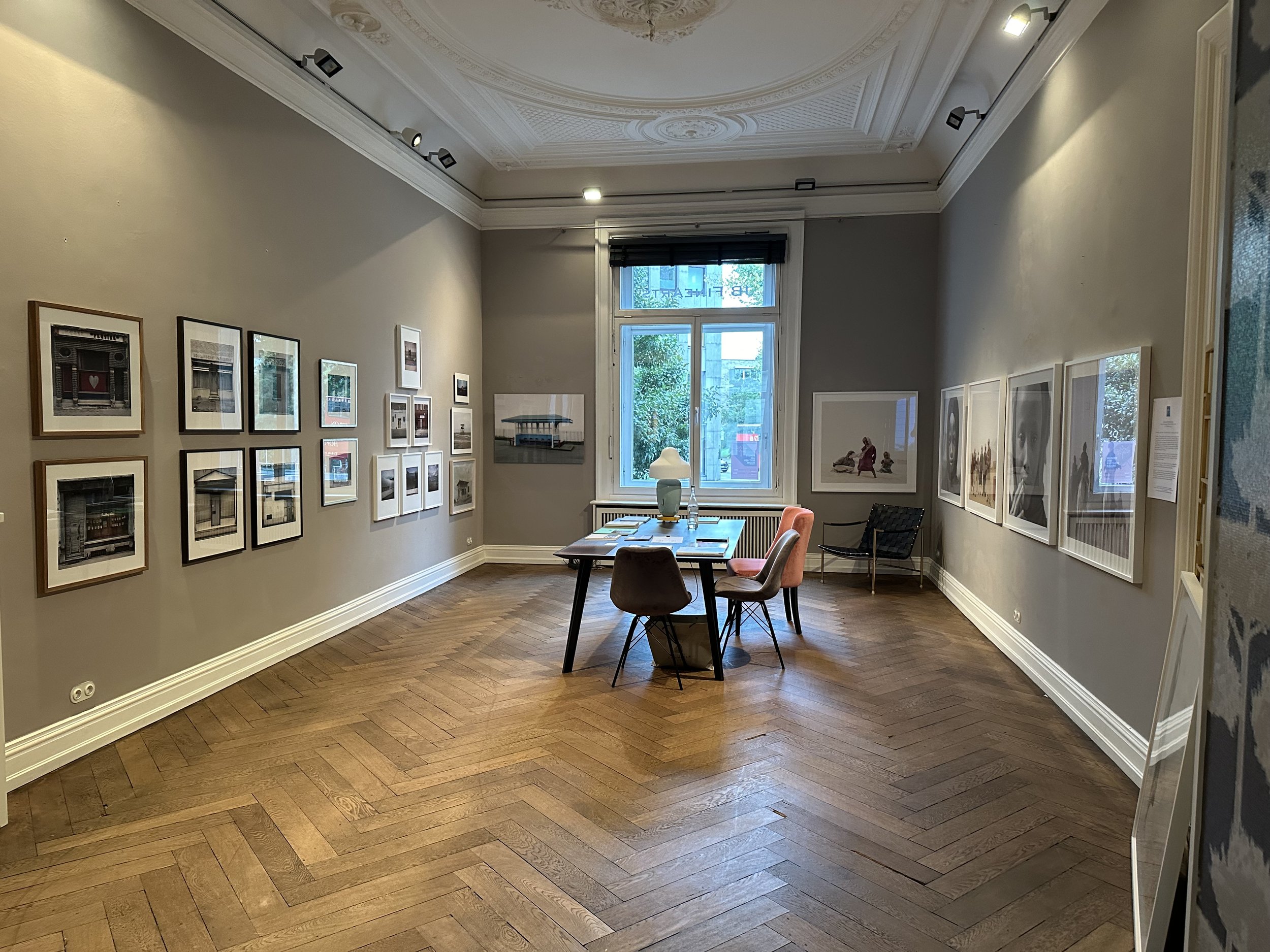 Blick in die Ausstellung zu Gast bei JB FineArts anläßlich des Galerienrundgangs Kunst am Rothenbaum.