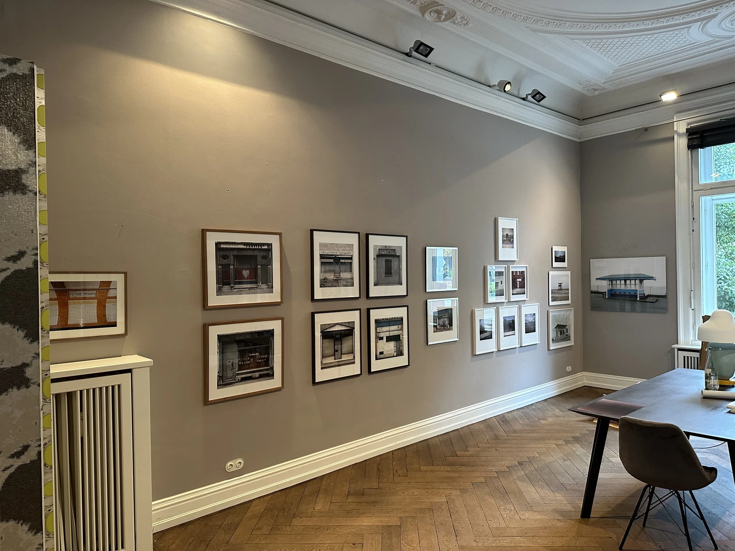 Von links nach rechts: Fotoarbeiten von Götz Diergarten, Stephan Vanfleteren, Thibaut Derien, Pablo López Luz, Charles Johnstone, Holger Stoehrmann, Andreas Oetker-Kast, Josef Schulz und nochmal Götz Diergarten.
