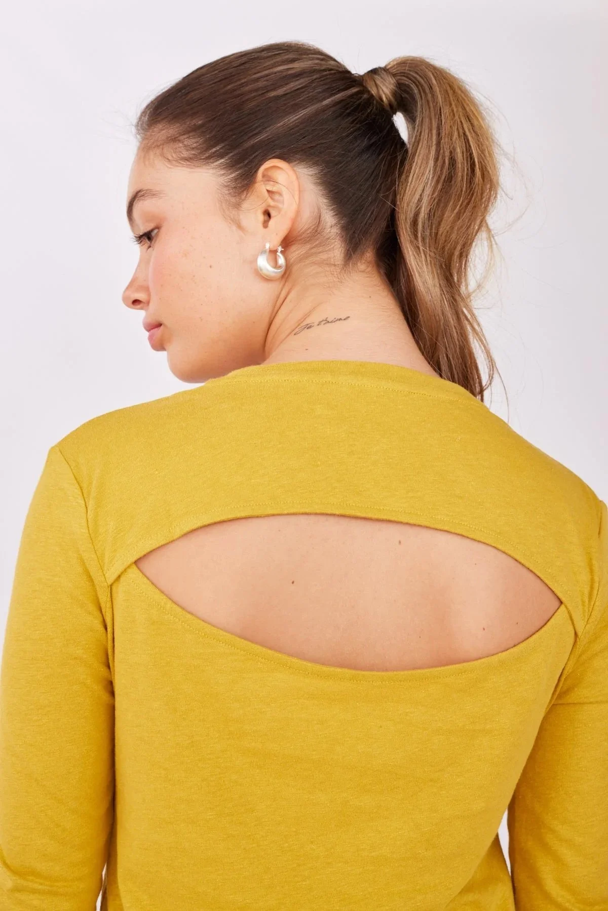 עוד חור בגב צהובה מאחור.jpeg