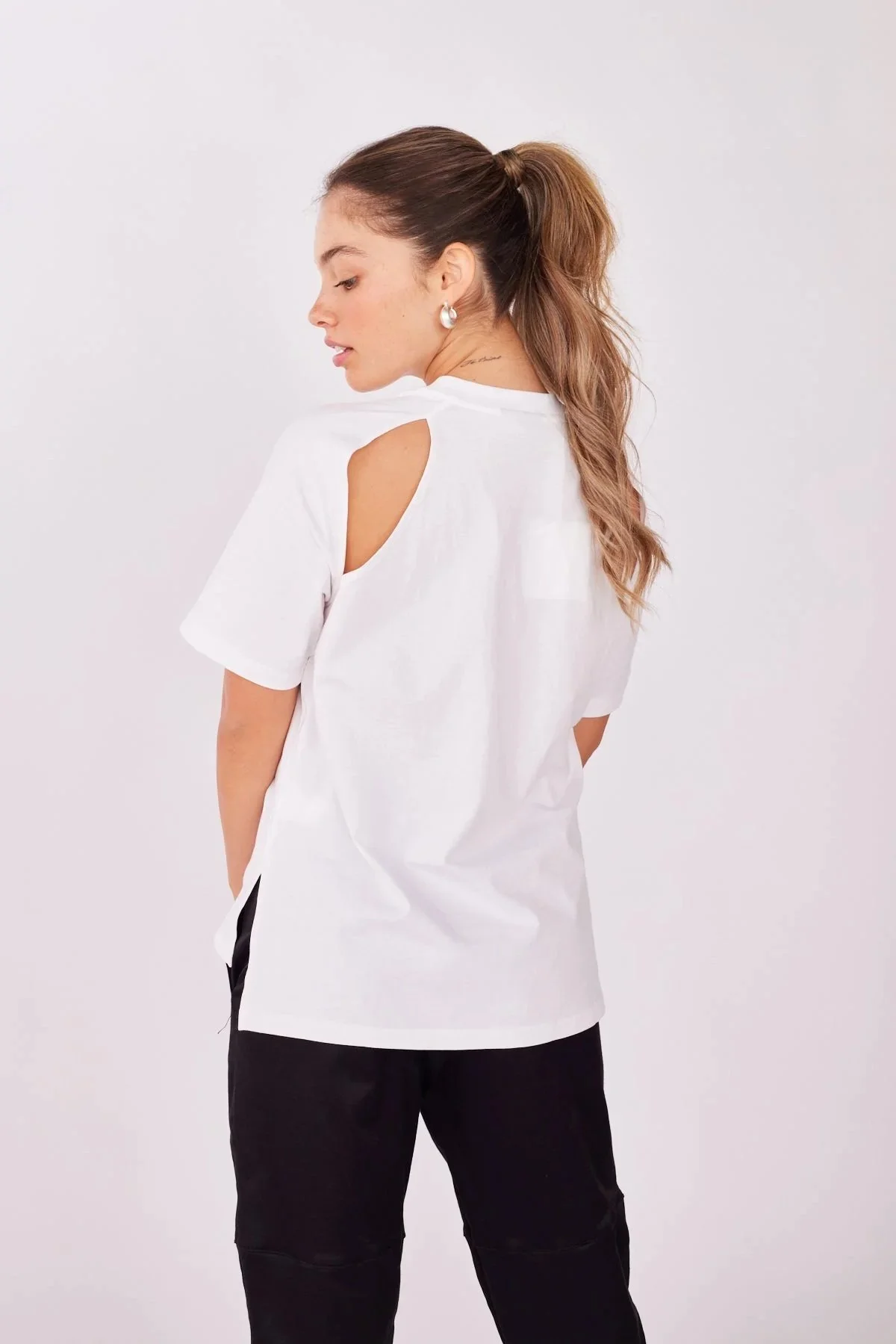 חור בגב לבנה.jpeg