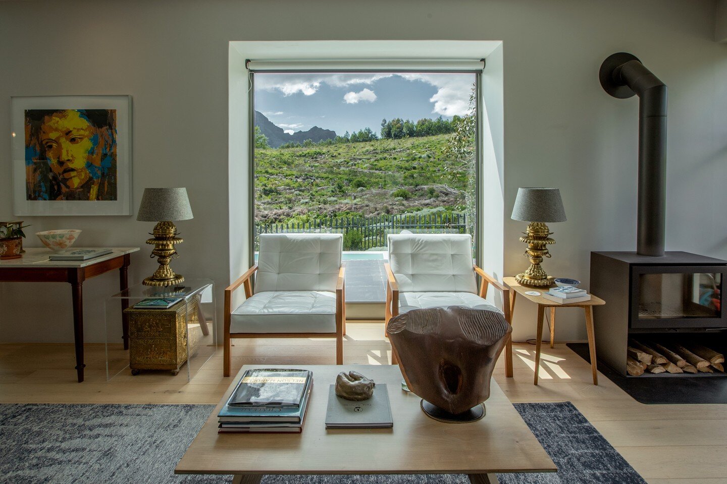 This niche window creates a cozy moment in a contemporary Cape Winelands country house.

#songlinearchitects