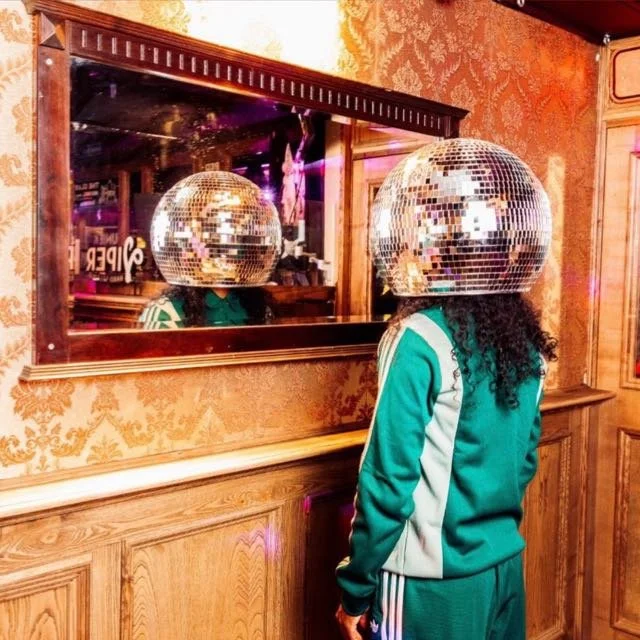EN NOU GAAN WE EVEN HELEMAAL UIT ONZE PLAAT (EEN TOPSHOW) / 6+