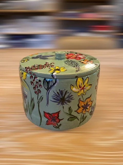 kleine dekselpot met bloemen.jpg