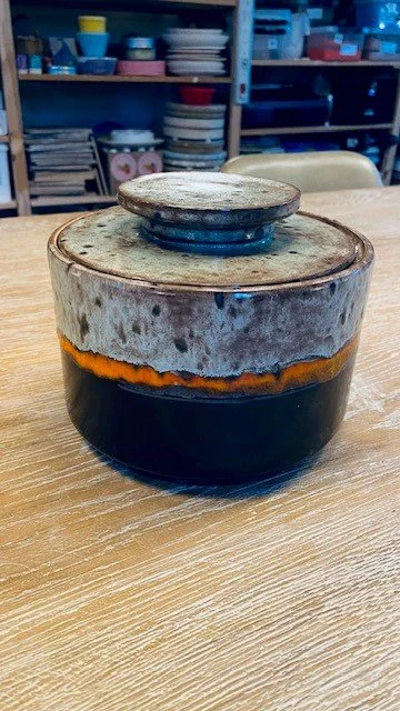 bruin oranje dekselpot.jpg