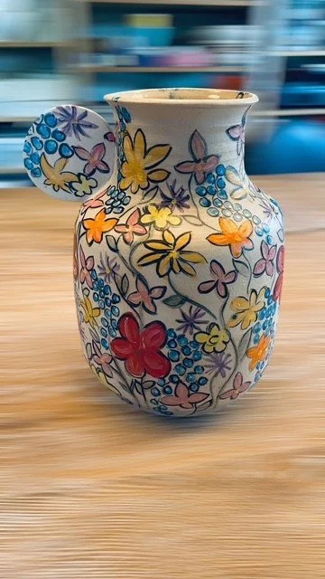 vaas met dicht oor en bloemen.jpg