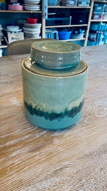 Lichtblauw blauwgroene dekselpot.jpg