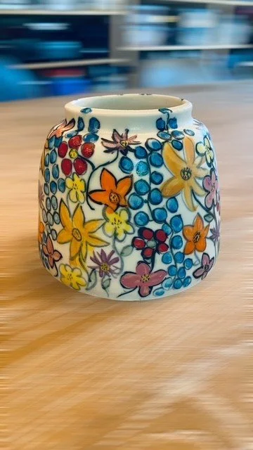 klein vaasje porselein met bloemen.jpg
