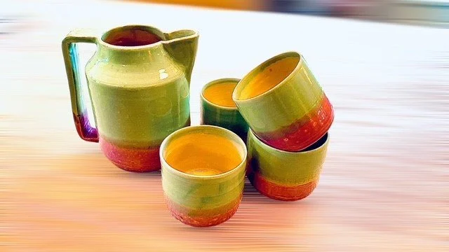 Kan en vier mokken roze blauw.jpg