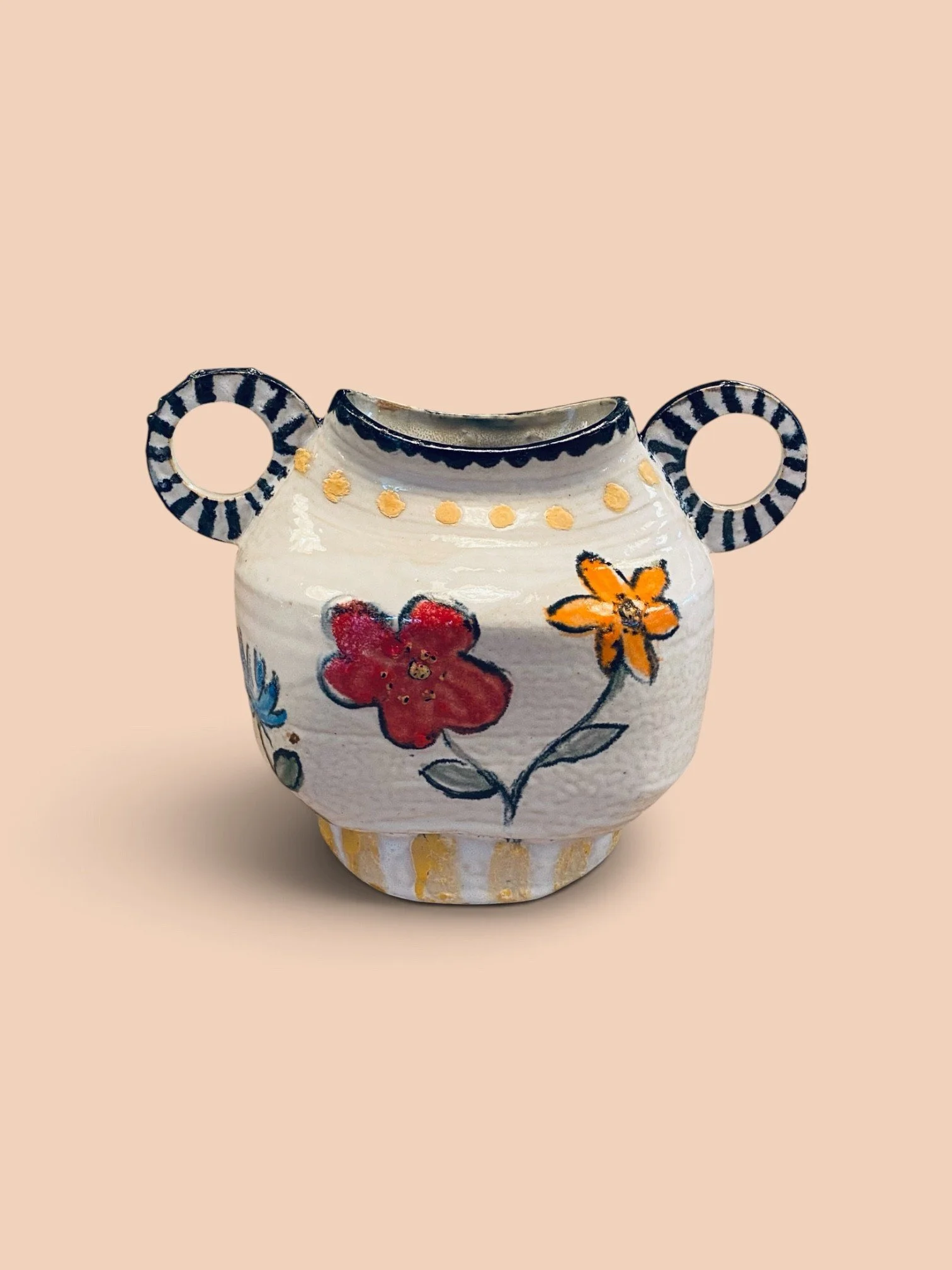 Ovale vaas met twee oren en bloemen.jpg