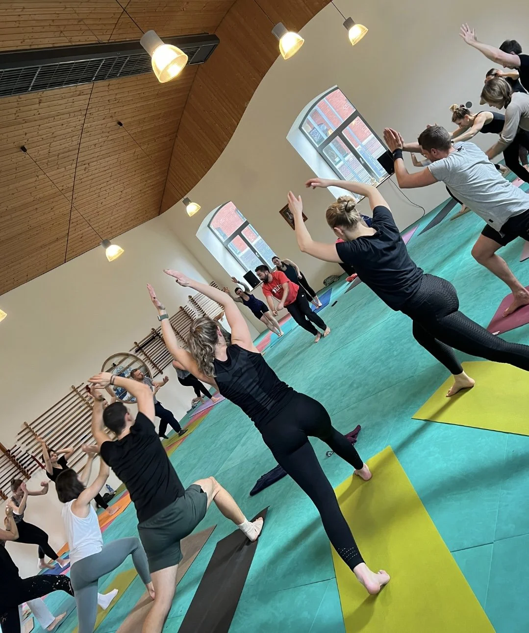 Flow Motion - ein bunter Workshop-Tag mit Yoga, Movement Flow, Acroyoga und Thaimassage