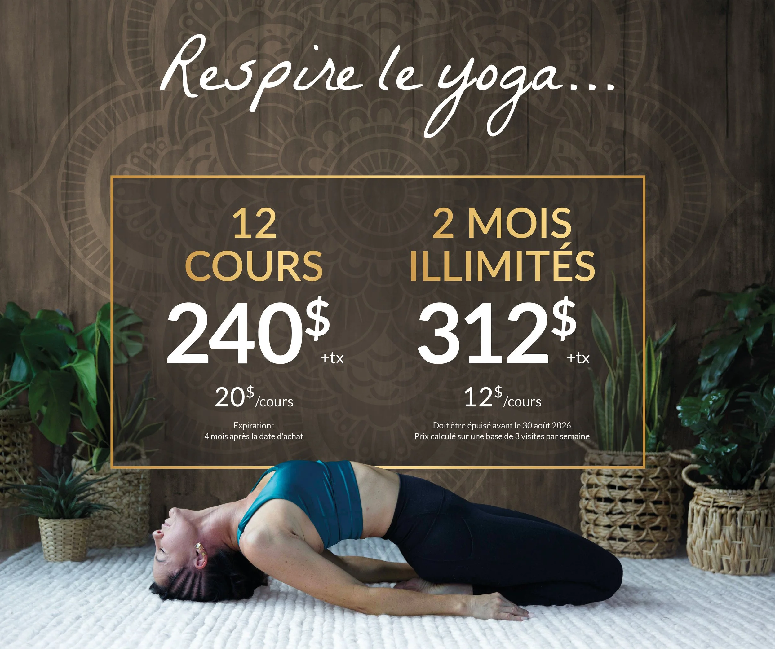 Une femme fait une pose de yoga allongée sur un tapis blanc, dans une pièce décorée avec des plantes et des paniers en osier. Elle porte un haut bleu et un pantalon noir, et se trouve dans une position de relaxation ou de méditation.